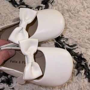 Felix flora flats in white